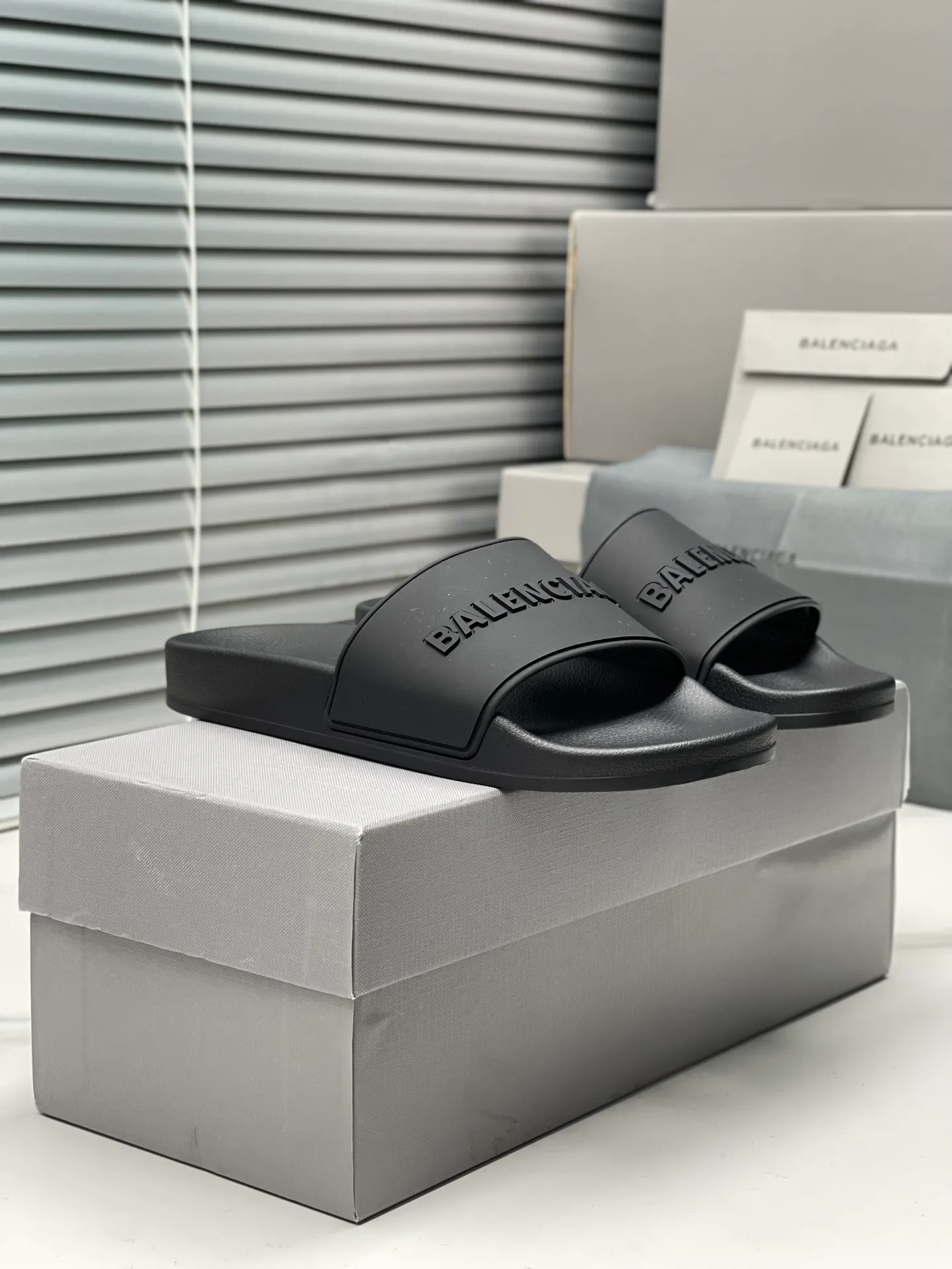 👟👟Ex-factory price 240👟👟 Women's Shoes Women's Clothing Balenciaga 2023 trendy slippers!  Balenciaga Political Campaign Latest Abrasive Development!  A favorite of European and American ladies, celebrities, and Internet celebrity girls. Exquisite uppers are hand-sewn and threaded. They are fluffy and soft, skin-friendly and soft, a must-have for summer. Fashionable but not overly ostentatious. Original natural rubber non-slip and wear-resistant sole. Size 35-40, 39-45 matching counter latest original packaging.